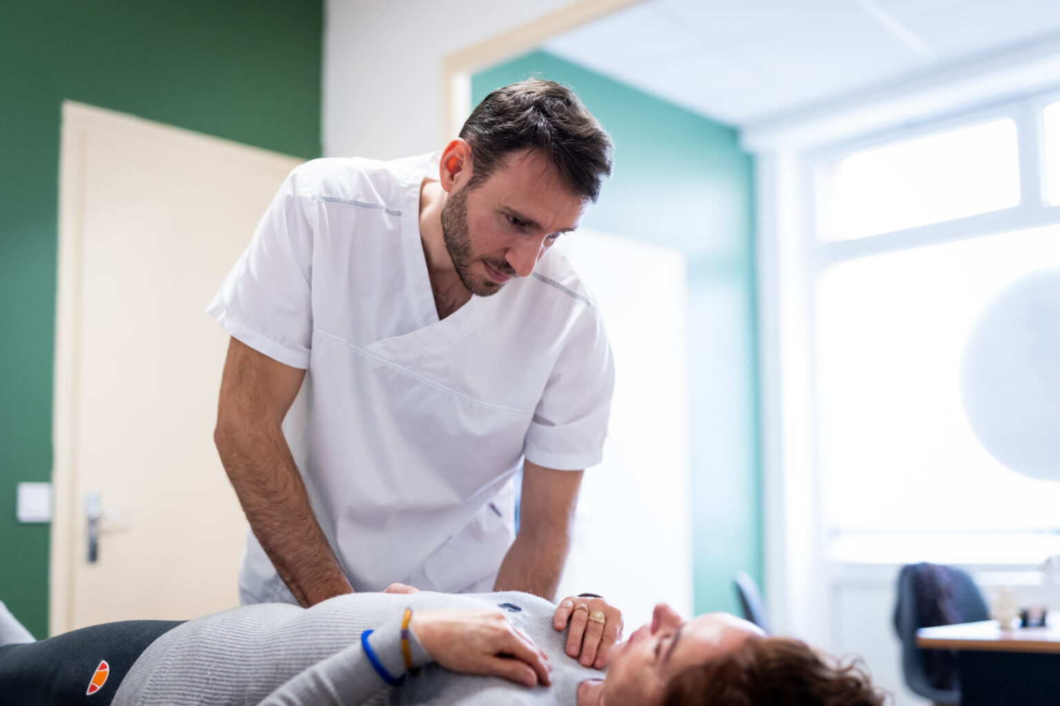 Thibaud Colombel, ostéopathe à Fontainebleau, réalisant une séance d’ostéopathie douce pour douleurs chroniques