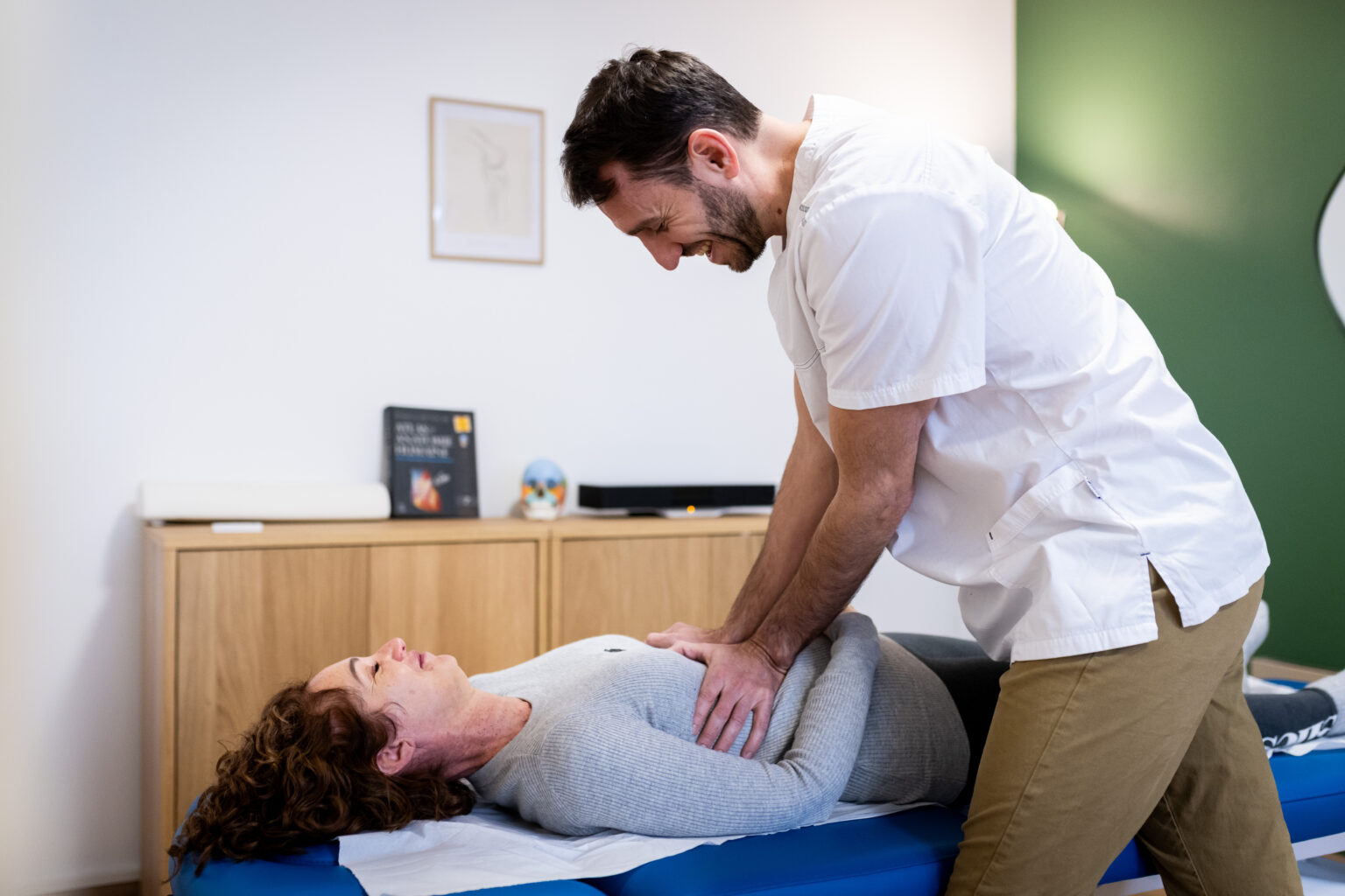 Thibaud Colombel, ostéopathe à Fontainebleau, réalisant une séance d’ostéopathie douce