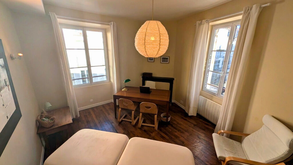 Cabinet d’ostéopathie de Thibaud Colombel situé rue de France à Fontainebleau, salle de consultation lumineuse